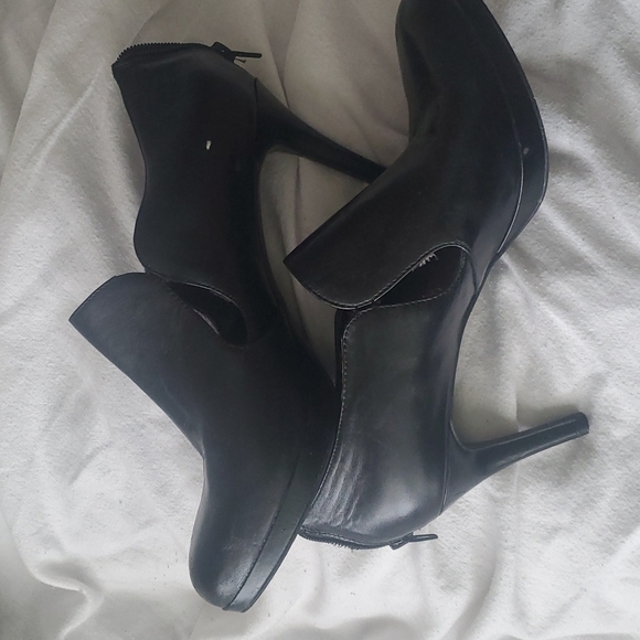 NINE WEST BOOTIES - Picture 2 of 9